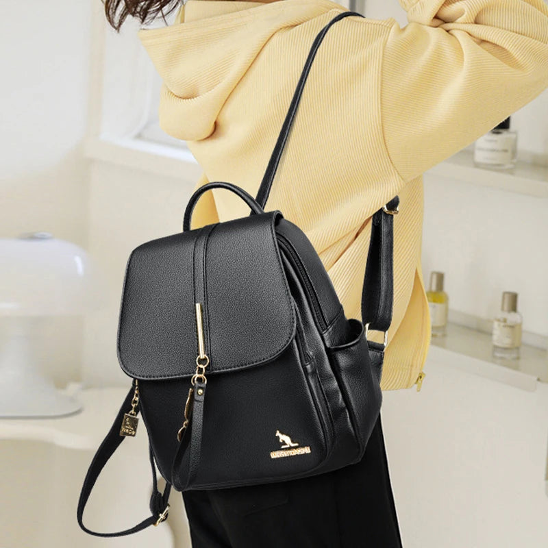 Mochila Feminina em Couro Legítimo - Velia