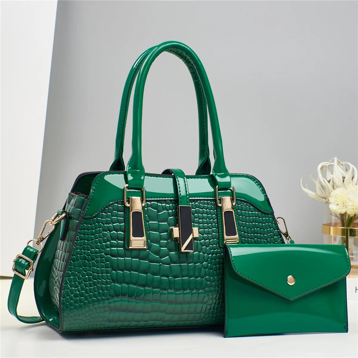 Kit com Bolsa e Carteira em Couro Legítimo