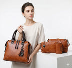 Kit Premium em Couro Genuino - Bolsa + Carteira + Carteira de Mão + Necessaire de Brinde