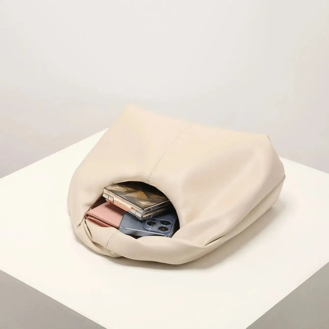 Mini Bolsa de Mão Feita em Couro Legítimo - Clean